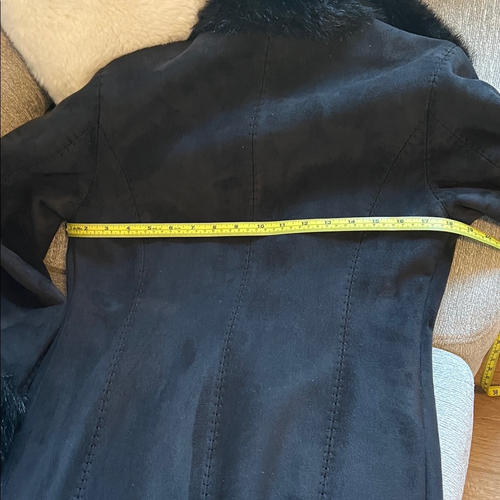 Chic Black Trench Coat with Faux Fur Trim - Picture 8 of 9